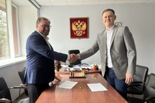 Врио ректора МГИК Артём Нибусин и гендиректор «МУВИСТАРТ» Дмитрий Якунин подписывают соглашение о сотрудничестве на церемонии в Дни факультета МАИС